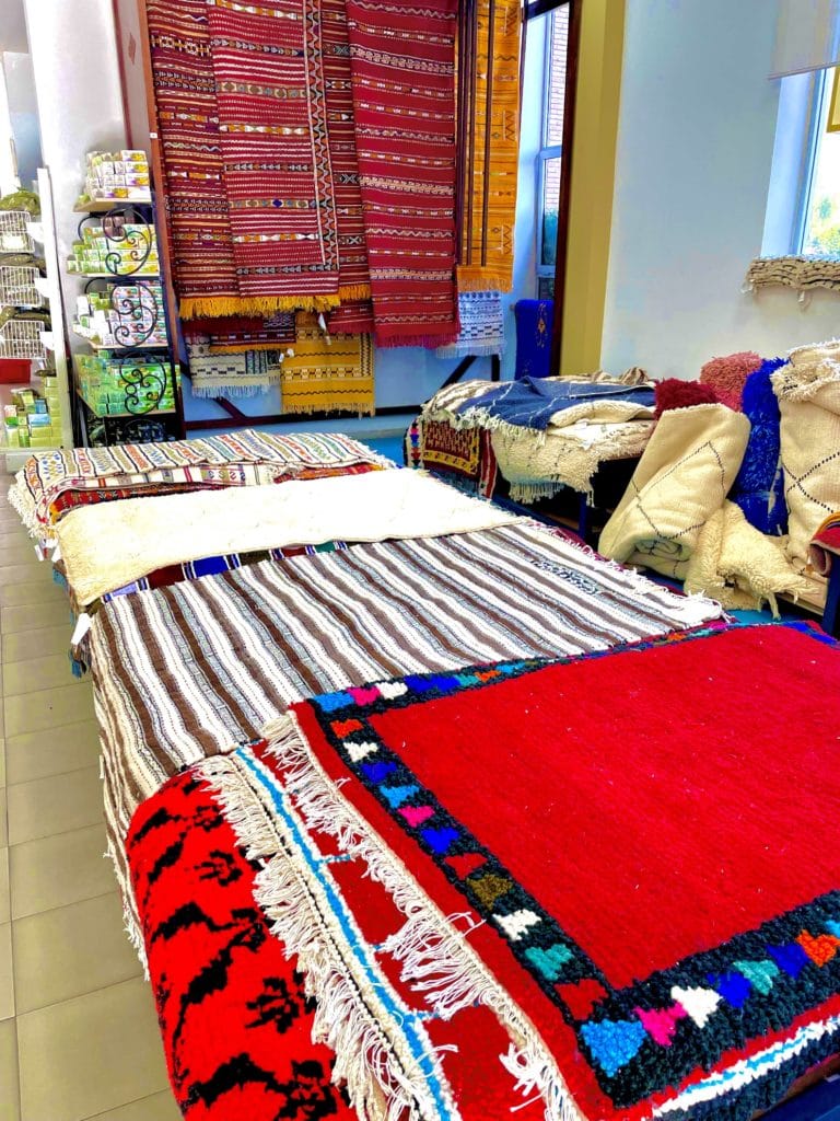 handmade traditionnal carpets in solidarity market in casablanca